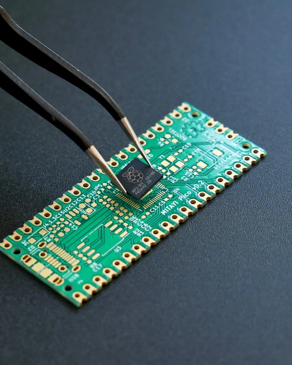 Mikrochip elhelyezése áramköri lapon – FenergyTech K+F
